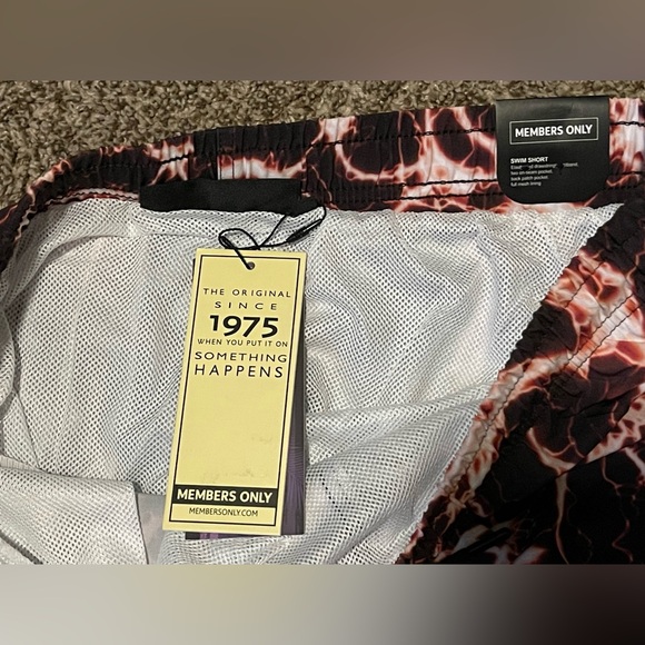 Members Only Swim Shorts Black Red Lighting Print Mesh Liner Stretch UV Men Sz L - Picture 4 of 9